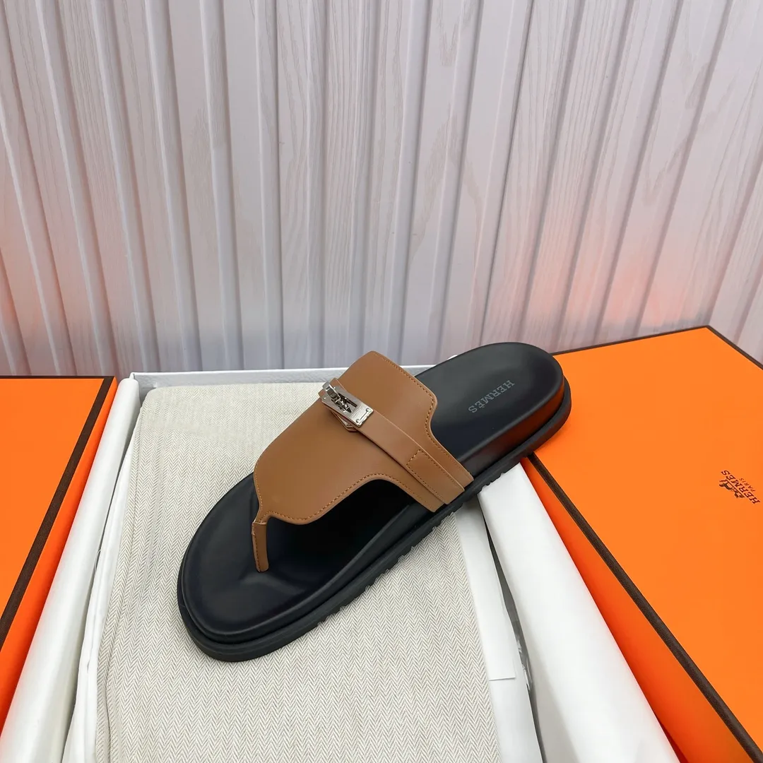 👟👟Ex-factory price 480👟👟 High version of Hermes 🐎The extremely popular couple's second uncle slippers/the latest snake print sandals and slippers, paired with various colorful socks, so trendy!  ———————— Upper: imported cowhide/Lining: imported cowhide Outsole: Tpu non-slip and wear-resistant outsole Female 36-46.
